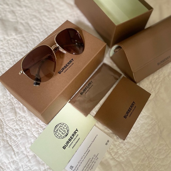 NEVER WORN - BURBERRY VINTAGE CHECK DETAIL PILOT SUNGLASSES - Picture 5 of 9